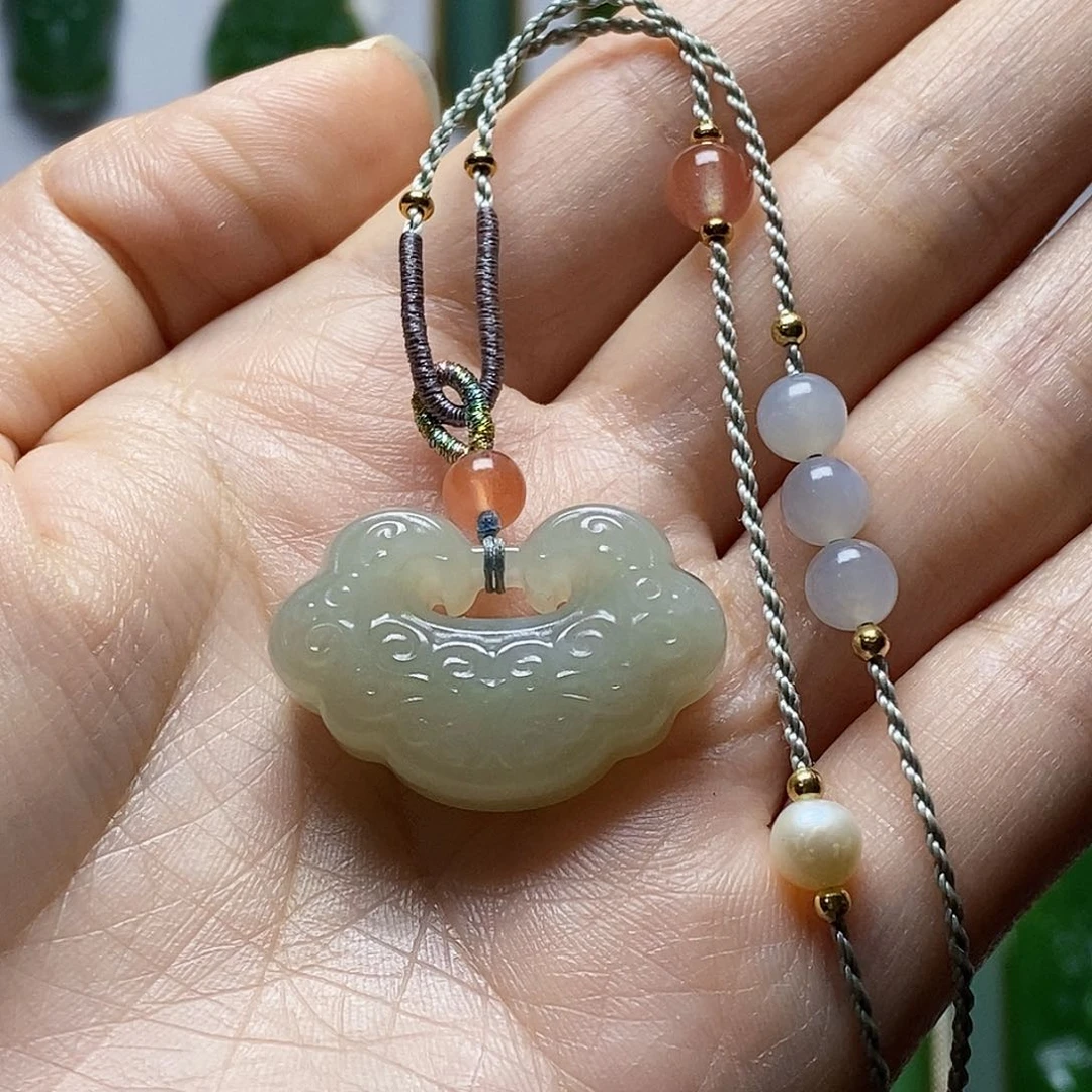 和田玉未镶嵌颈饰粉