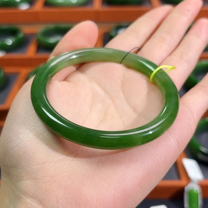 和田玉（碧玉）未镶嵌手镯冰底阳绿渐变