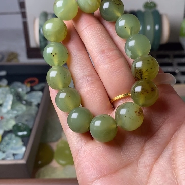 蛇纹石玉颈饰未镶嵌