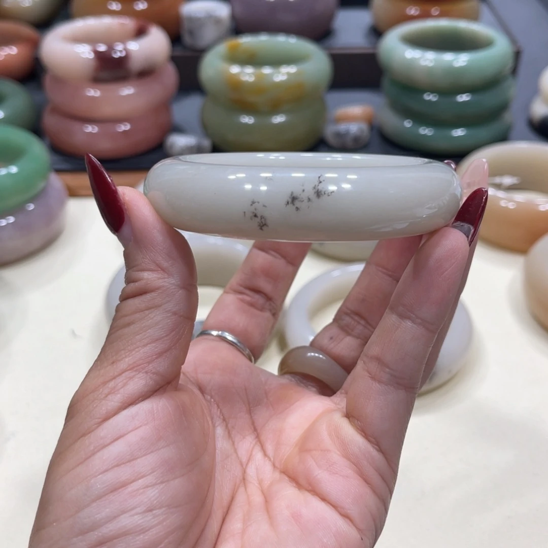 未镶嵌手镯石英岩玉