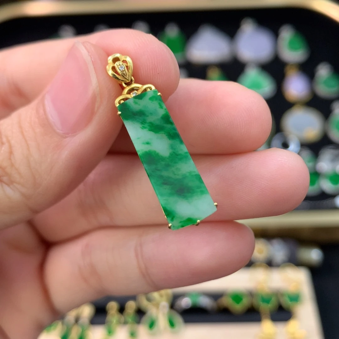 翡翠18K金镶嵌颈饰无事牌