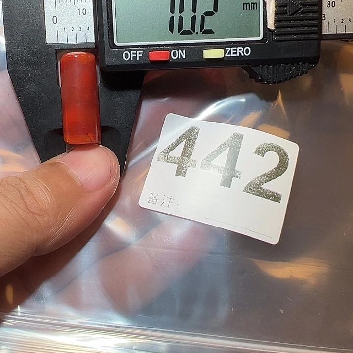 未镶嵌好的南红玛瑙