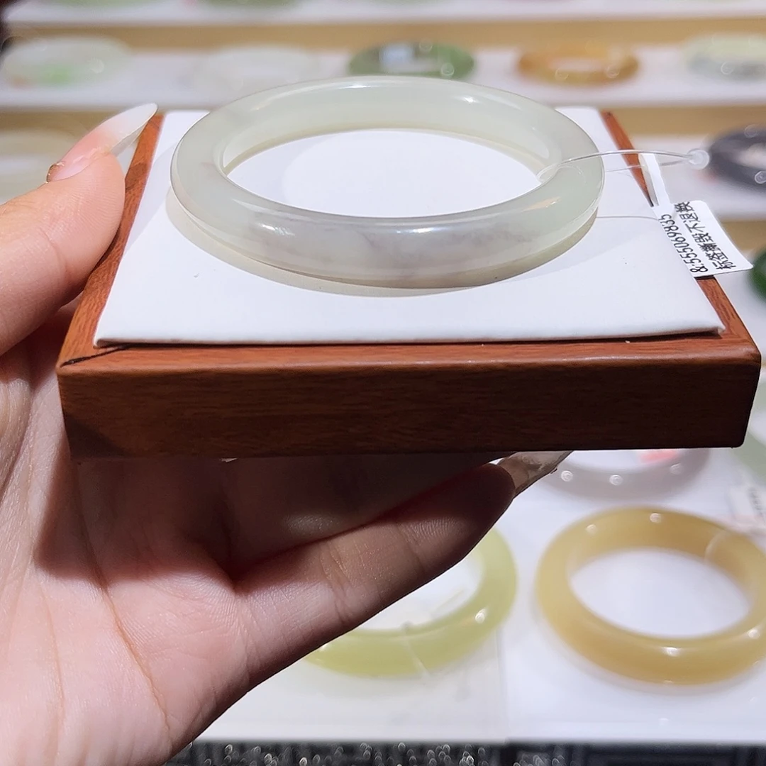 和田玉未镶嵌手镯飘一口淡紫