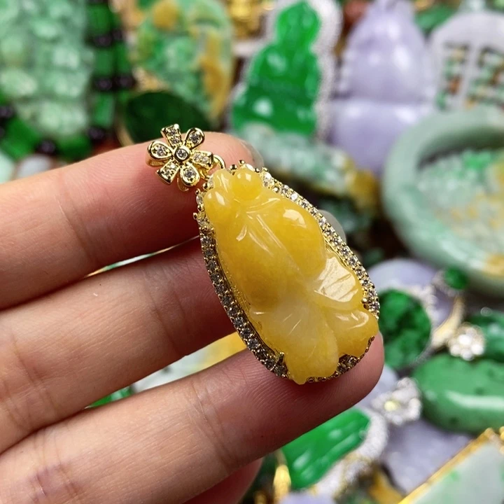 翡翠未镶嵌吊坠(赠链)