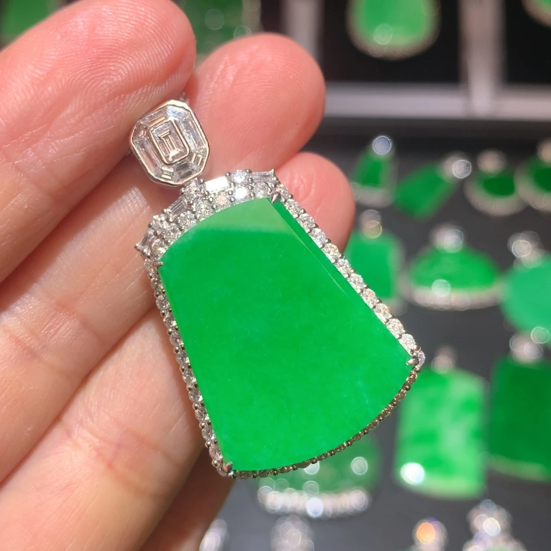 翡翠18K金镶嵌颈饰翡翠