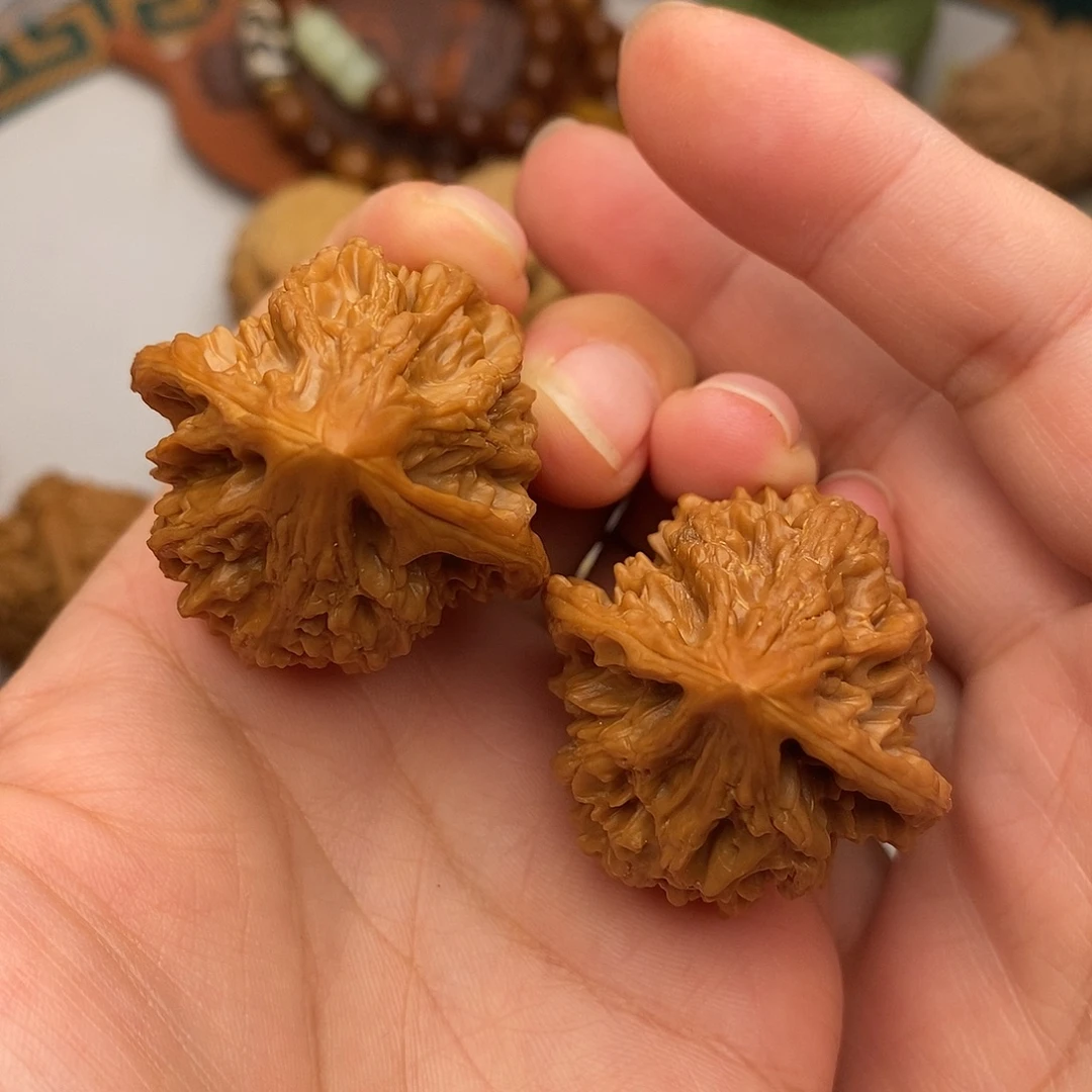 豌***黄把件文玩核桃37十三陵鸡心有修