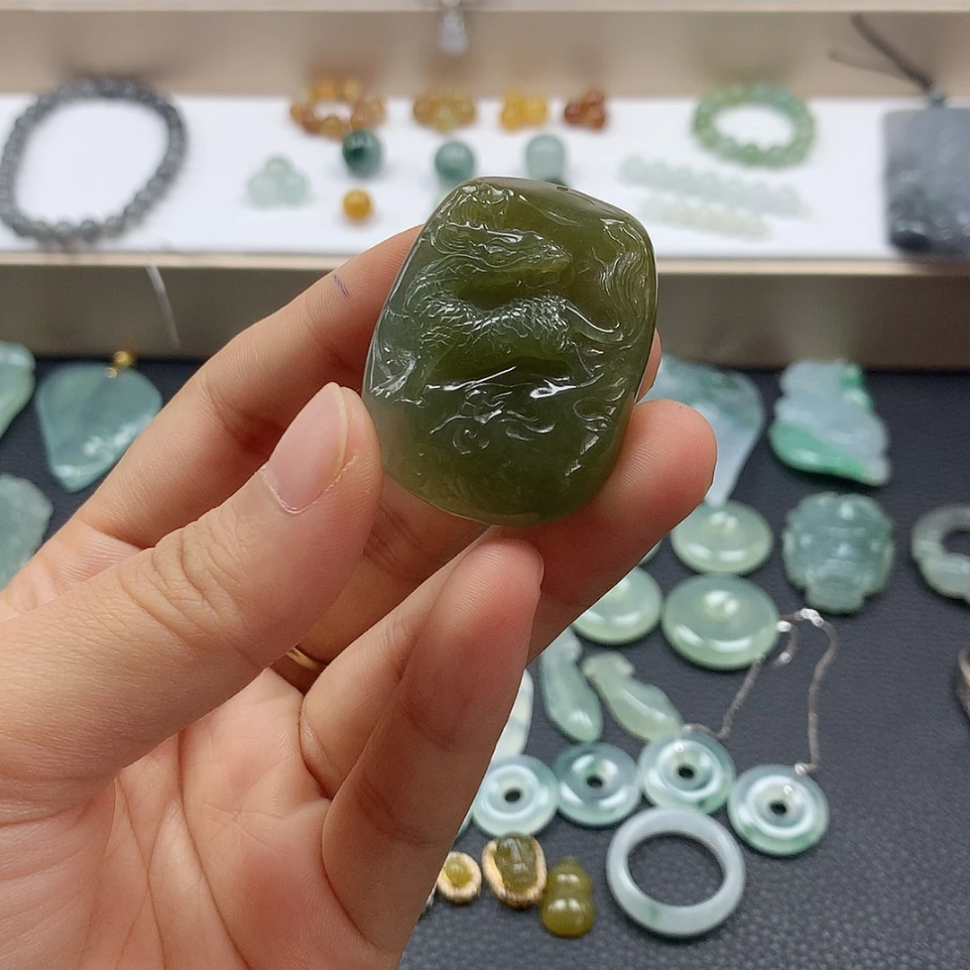 翡翠未镶嵌颈饰麒麟