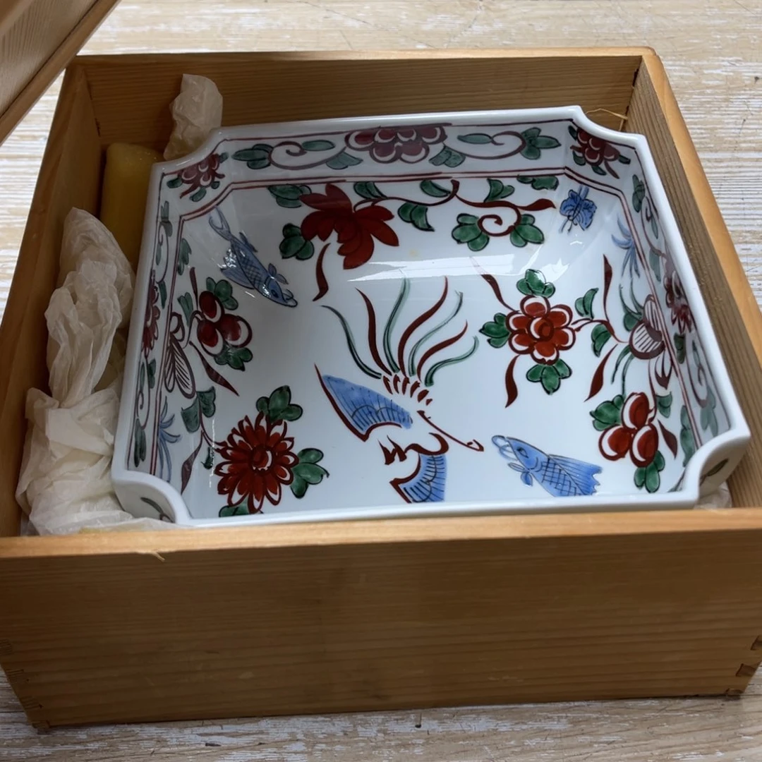 瓷片旧*堂密密麻麻地排列在一起