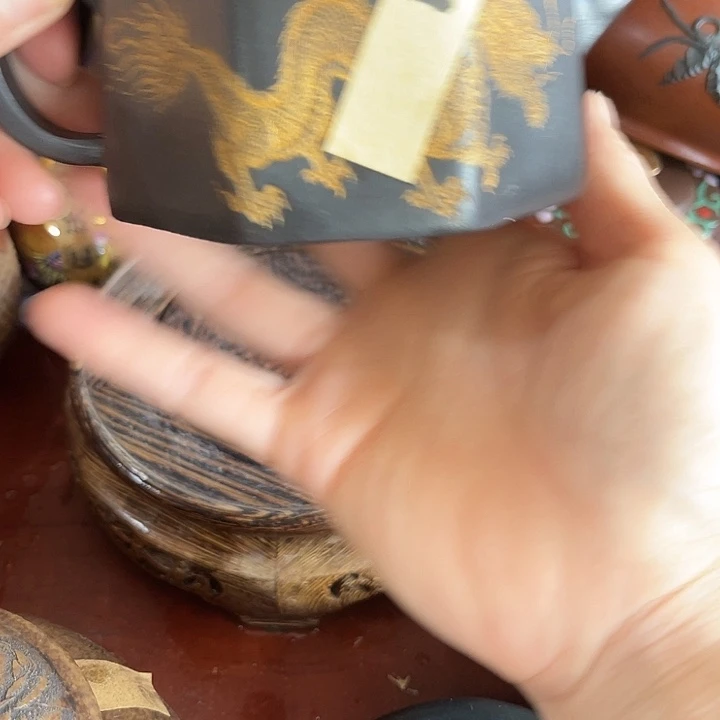茶壶段泥原矿泥料手工制作的一把紫砂壶。