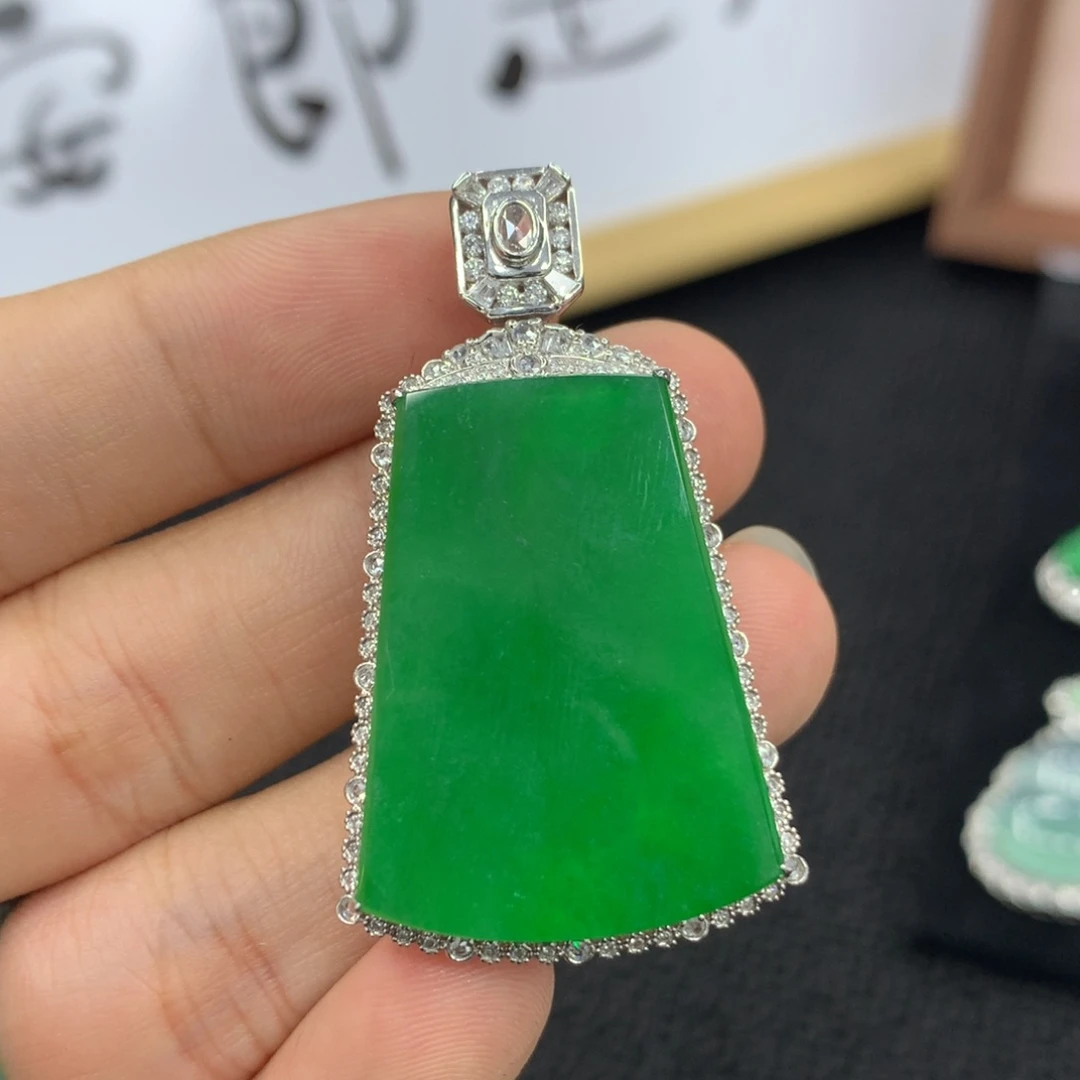 颈饰18K金镶嵌翡翠B*无事牌