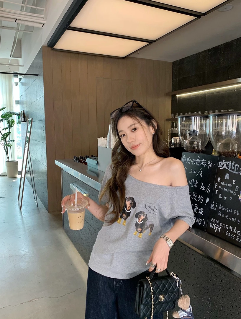 【FY】甜美风腊肠狗印花斜肩夏季新款设计感宽松露肩短袖T恤