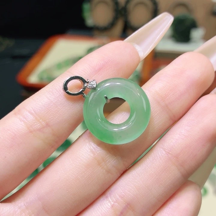 石英质玉（非洲翠）未镶嵌颈饰