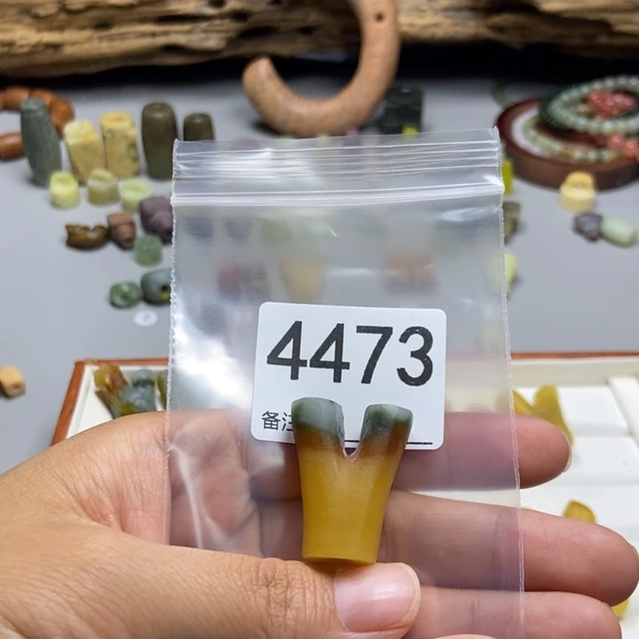 晴***暖未镶嵌蛇纹石玉颈饰