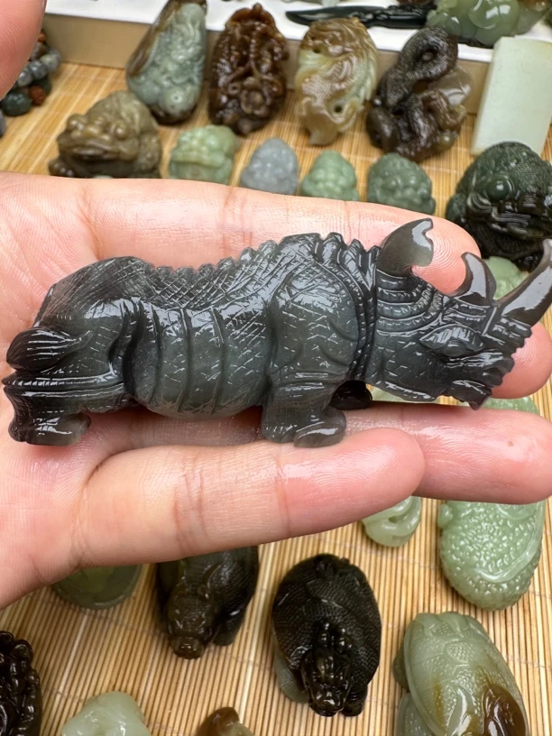 和田玉扭转乾坤犀牛手把件尺寸适中