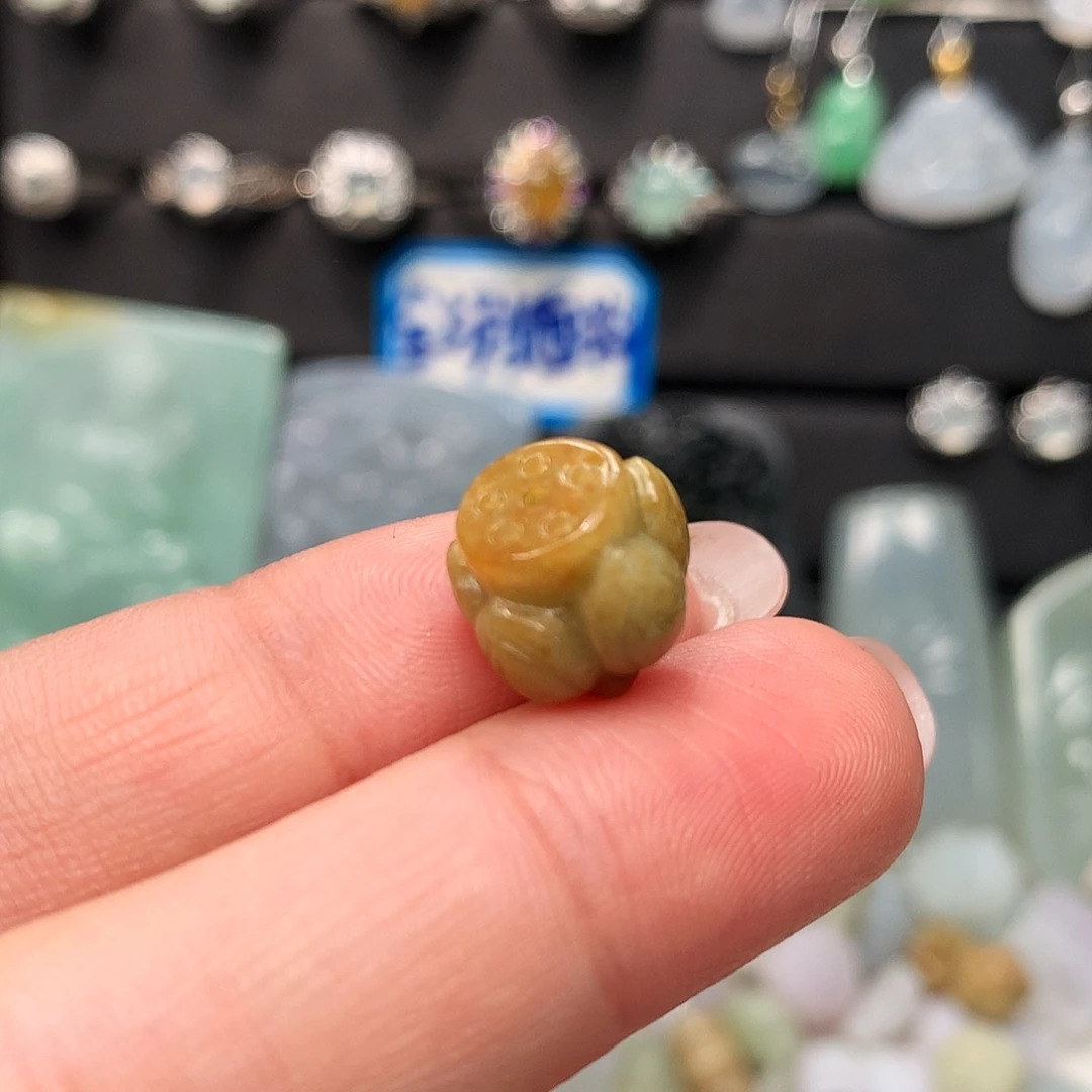 翡翠未镶嵌挂件黄翡莲花