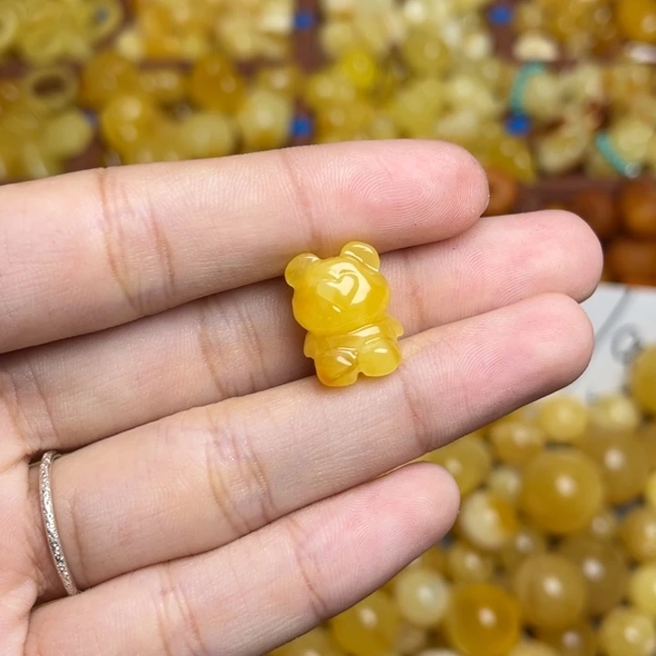 蜜蜡未镶嵌珠宝奇石鸡油黄满蜡俏色小熊一个微瑕