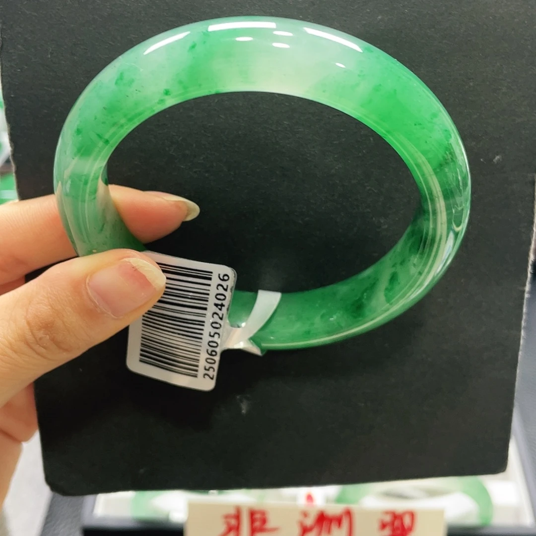 t***4石英质玉（非洲翠）未镶嵌手镯