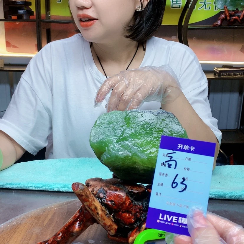 【闪购商品】蛇纹石玉未镶嵌原石龙*