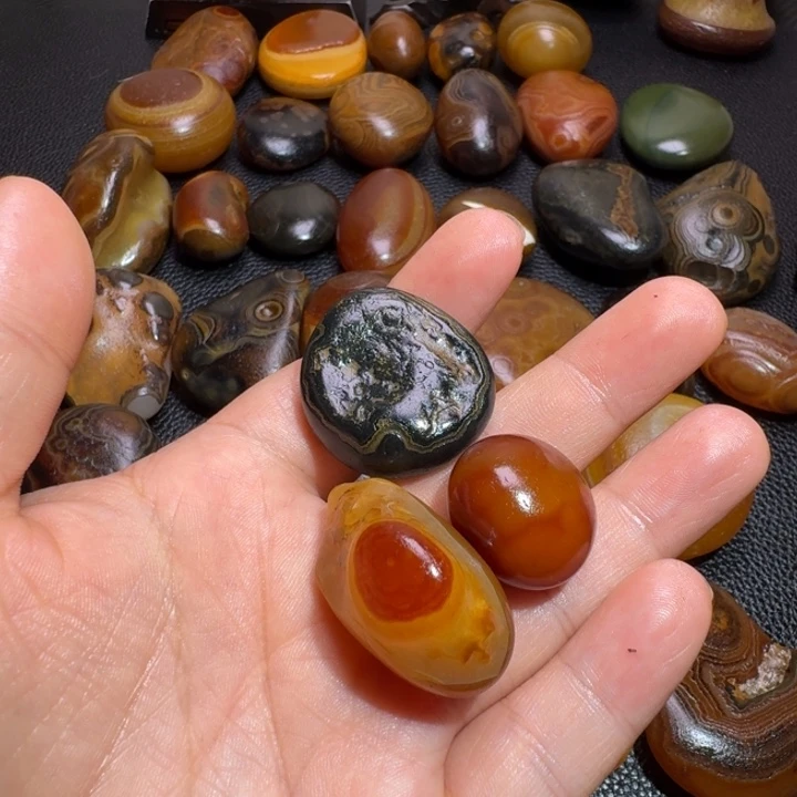 菲***）瓷片马达加斯加奇石手把件浮雕