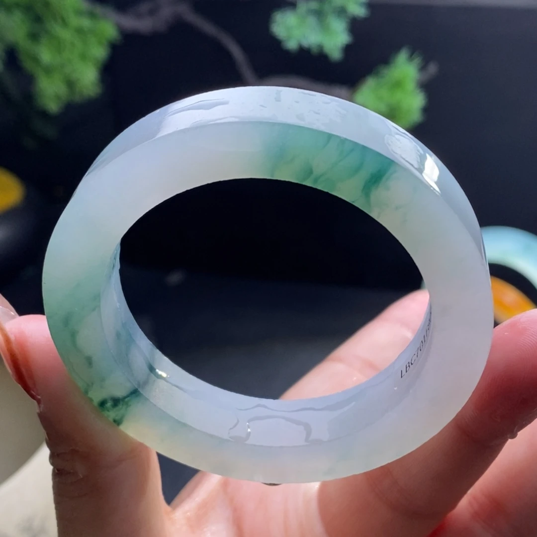 定制翡翠未镶嵌翡翠手镯