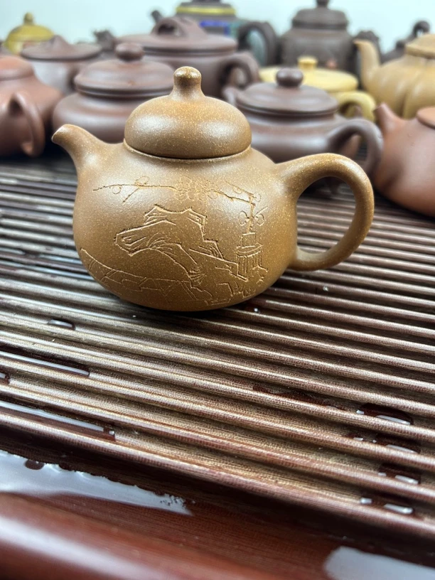 紫砂壶三足乳鼎降坡料200cc