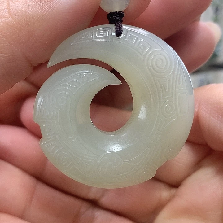 知***姐和田玉未镶嵌颈饰