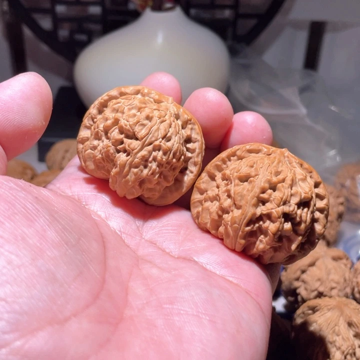 文玩核桃把件雕**光白狮子