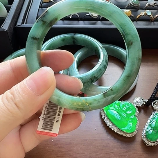翡翠手镯未镶嵌翡翠