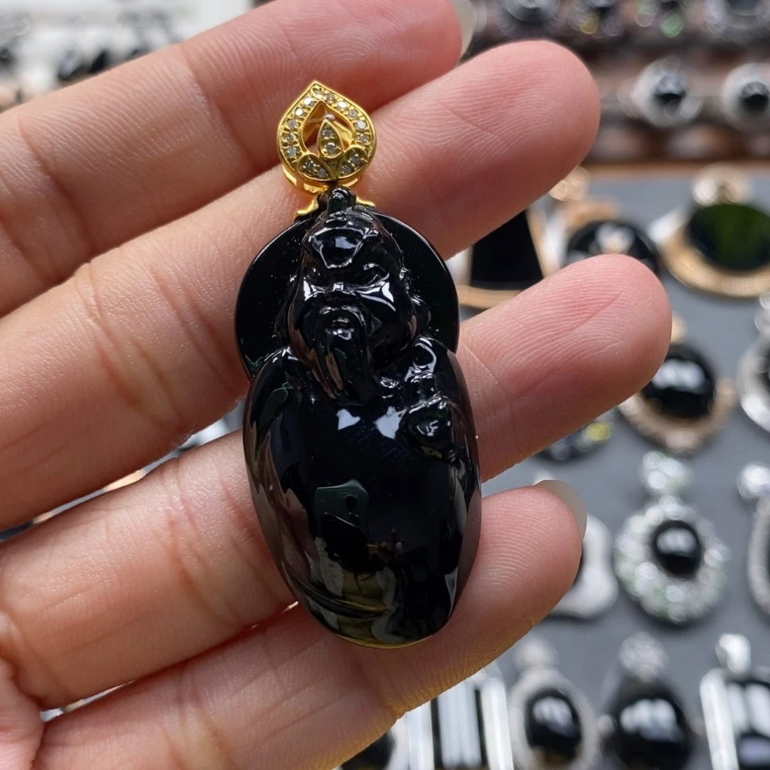 颈饰18K金镶嵌翡翠墨翠关公