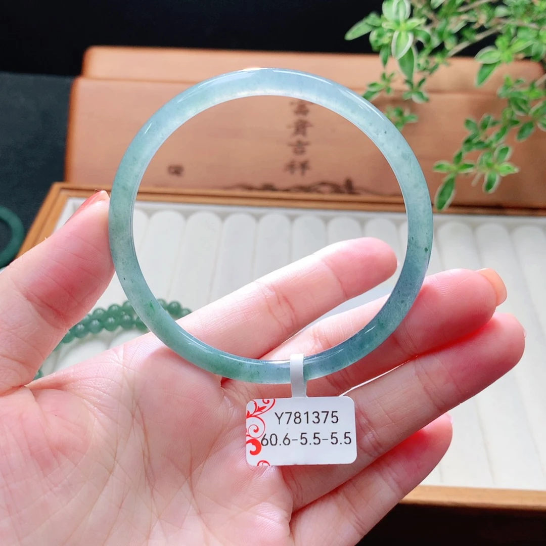 未镶嵌手镯（圆镯）翡翠