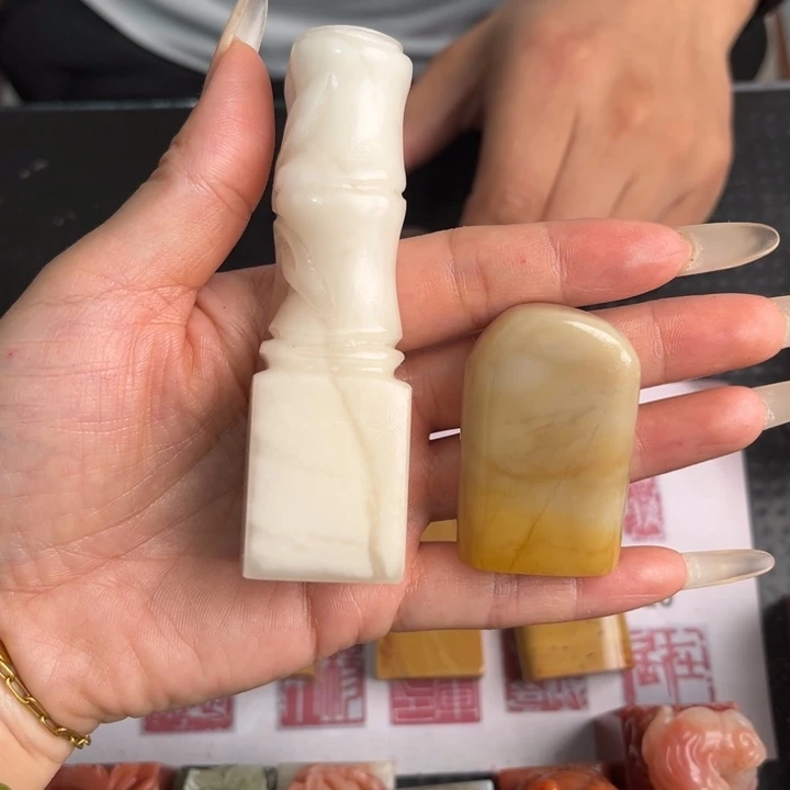 上***佳寿山石印石现场纯手工制作工艺精美