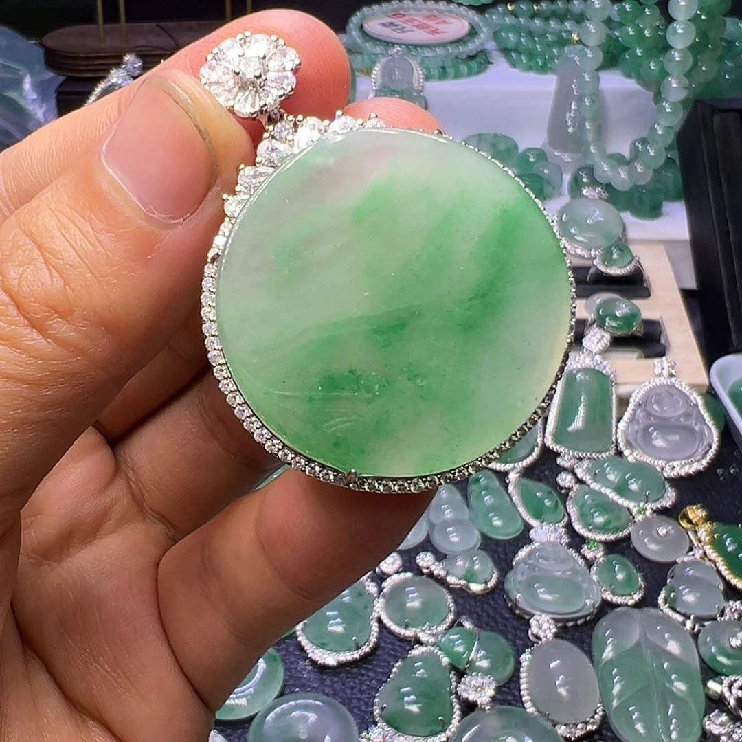 石英质玉（非洲翠）未镶嵌颈饰