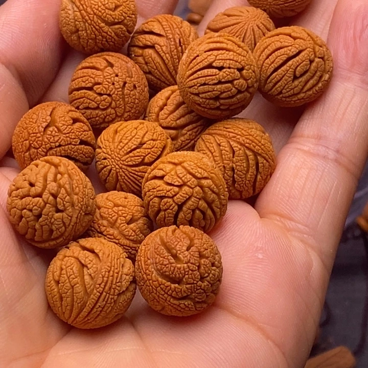 勇***4秦岭龙纹桃核手串