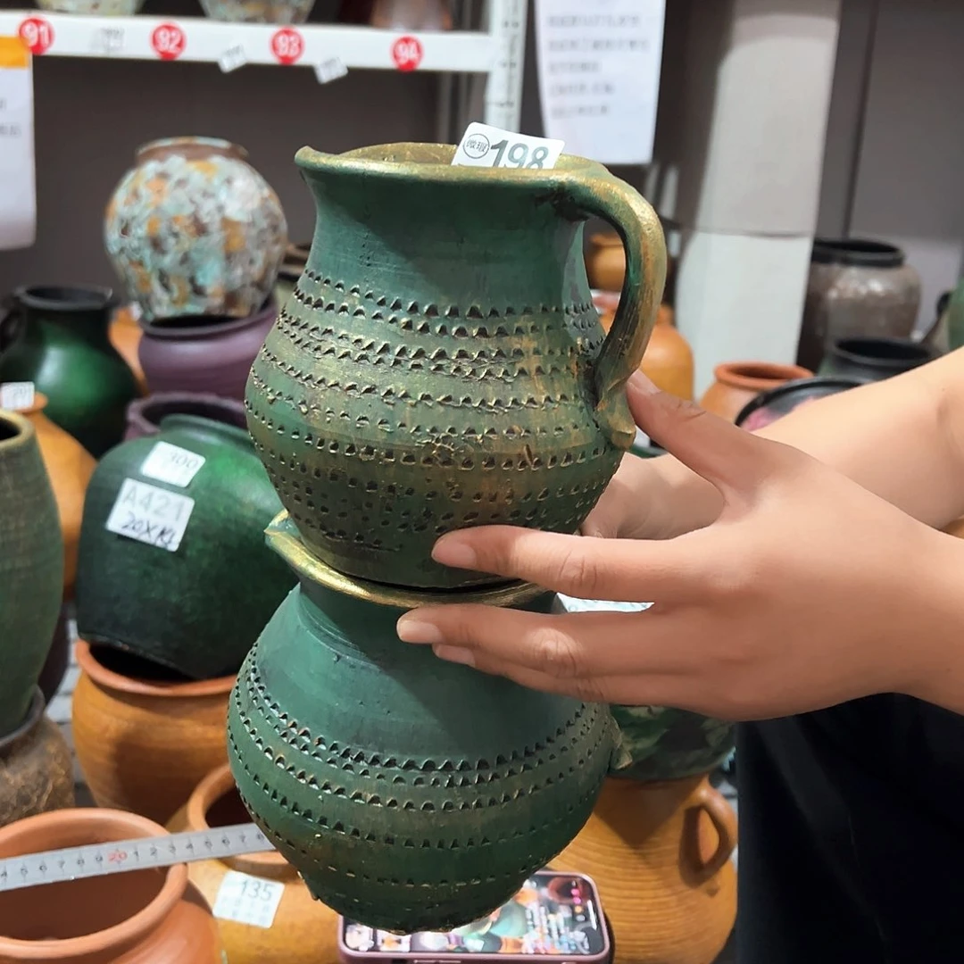 瑕疵金绿小壶一对198有孔