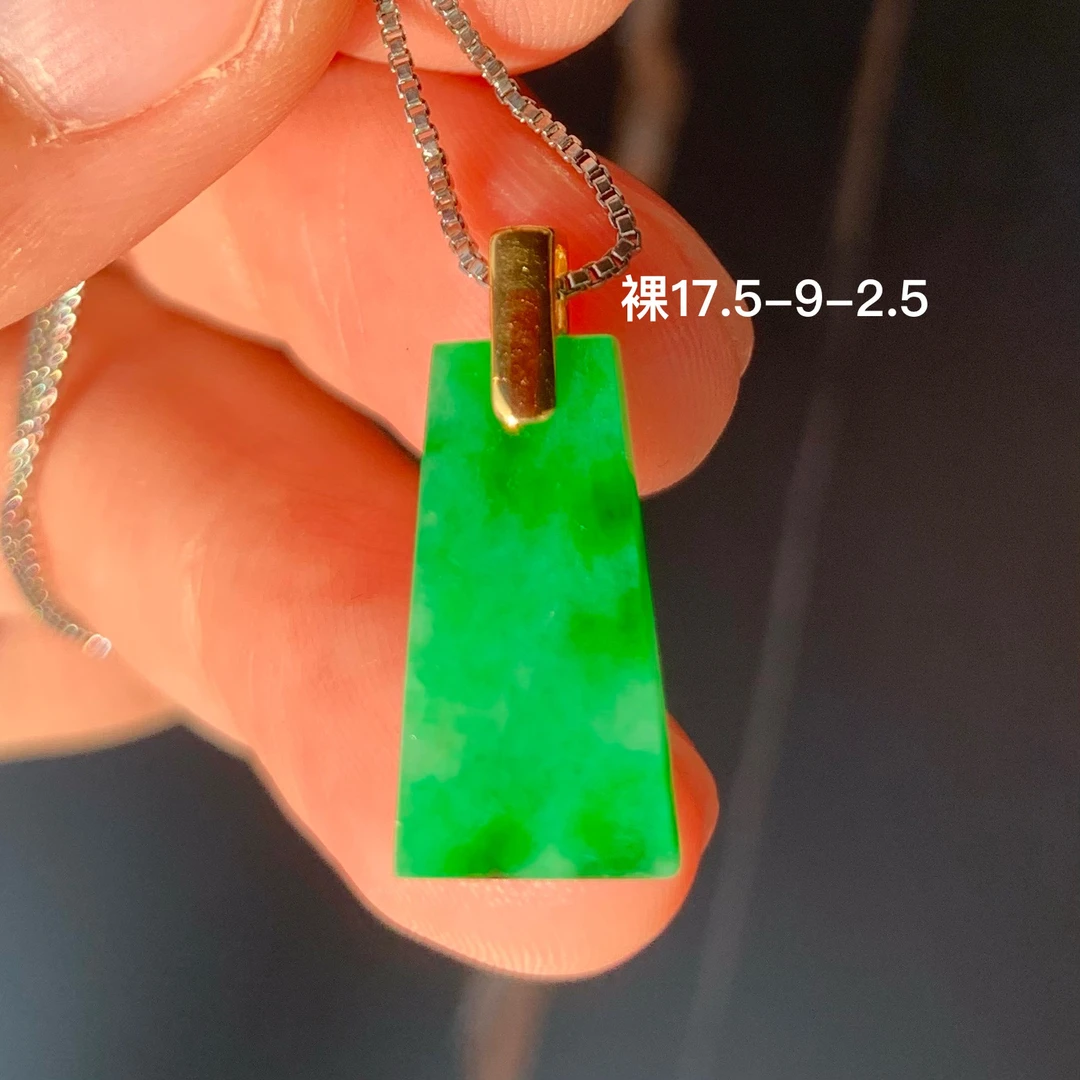 高冰满绿无事牌天然翡翠吊坠 镶嵌精致