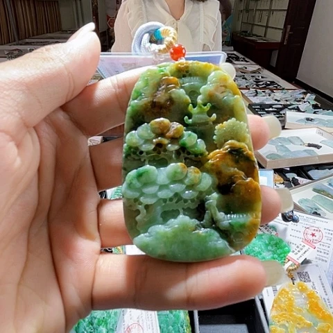 翡翠未镶嵌项圈一个