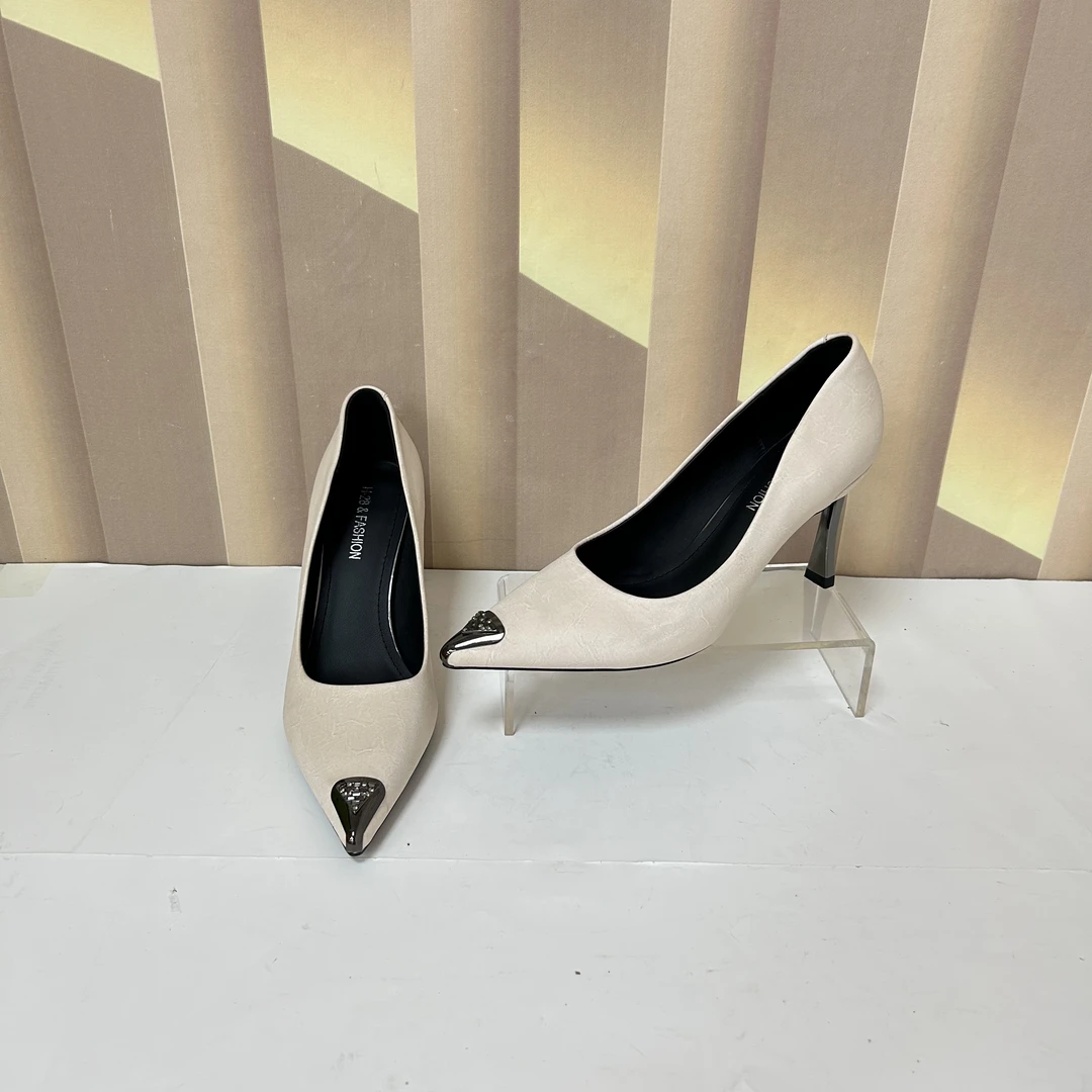 6111时尚气质细跟新款尖头带钻单鞋F