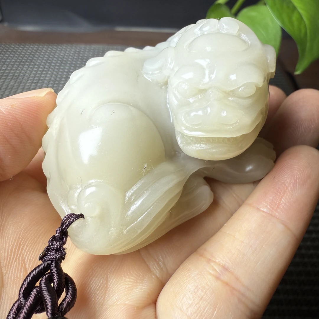 寿山善伯品种石手把件《瑞兽》，雕工精美，瑞兽神态逼真