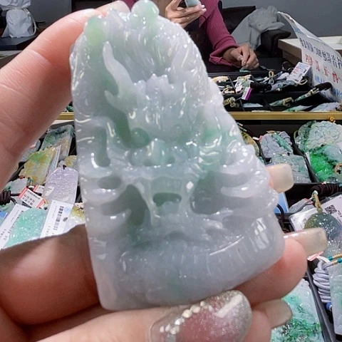 翡翠未镶嵌颈饰一个