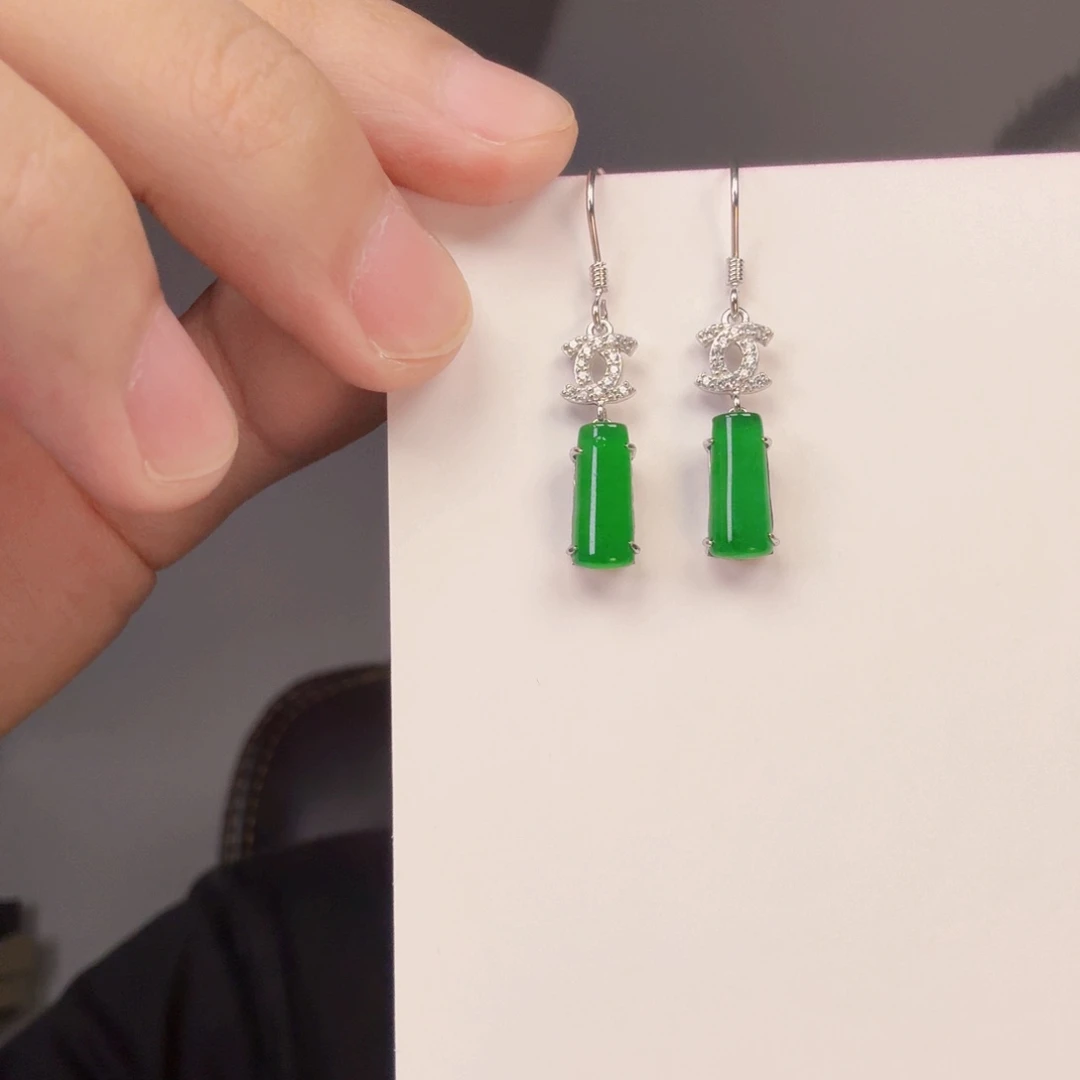 翡翠未镶嵌颈饰一对