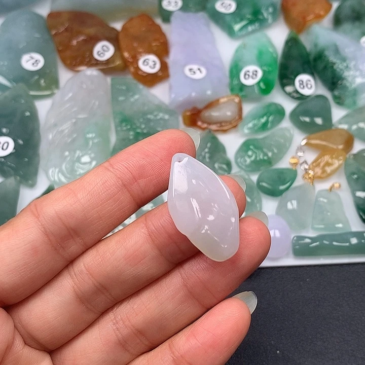 翡翠未镶嵌颈饰随型