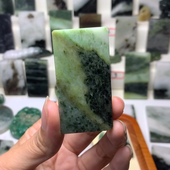独山玉未镶嵌颈饰