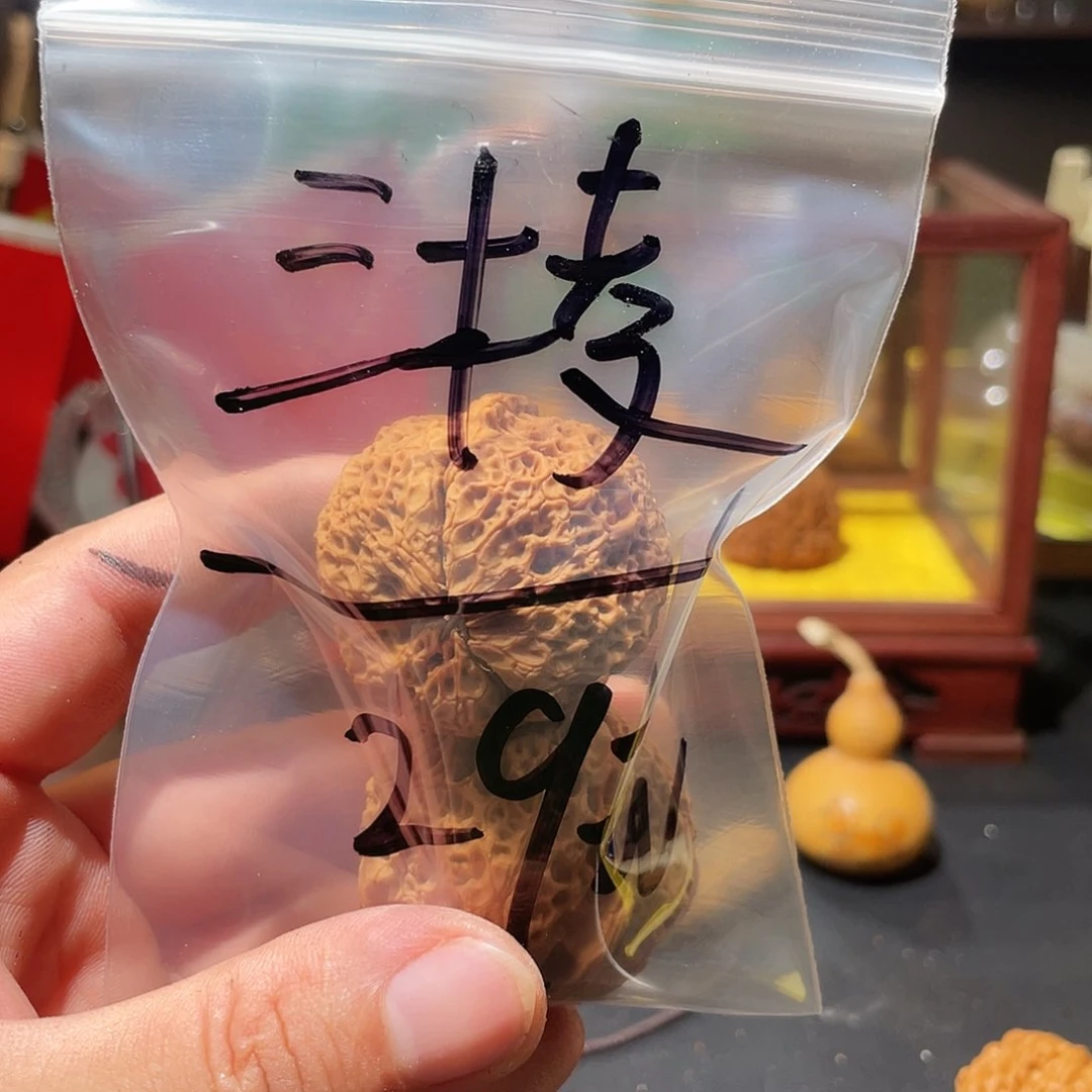文玩核桃吊坠三棱