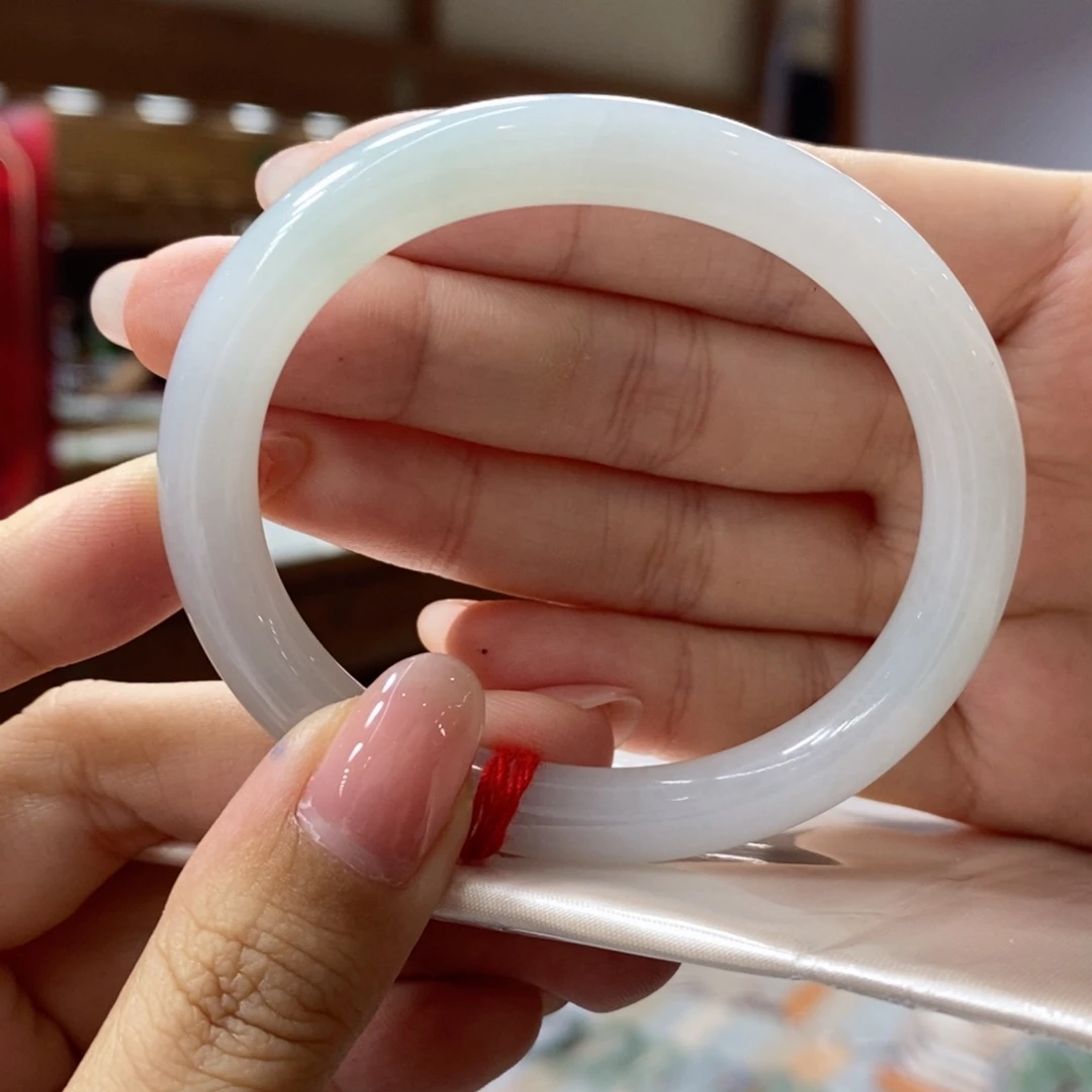 翡翠手镯未镶嵌翡翠