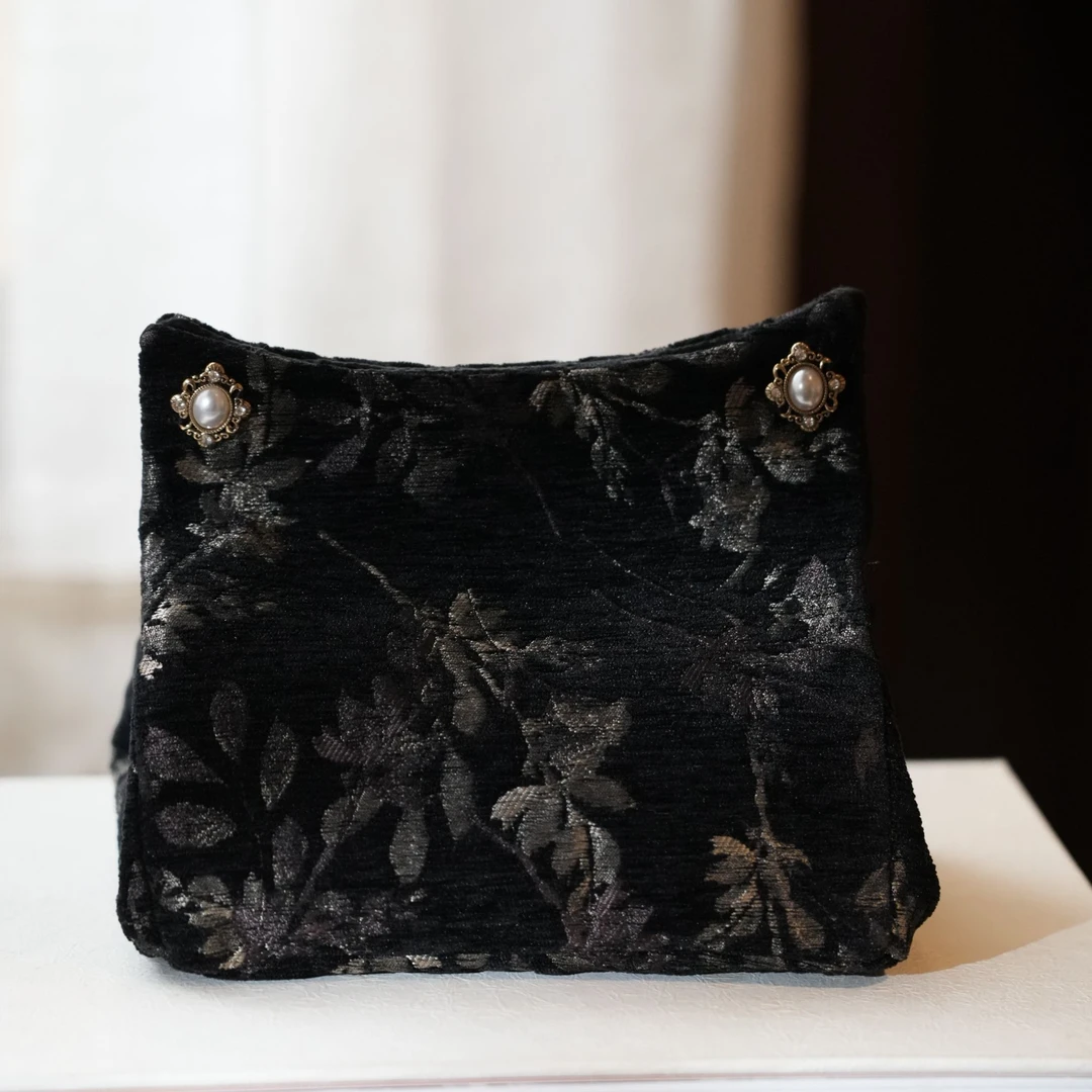 丝绒黑金磁吸纸巾盒