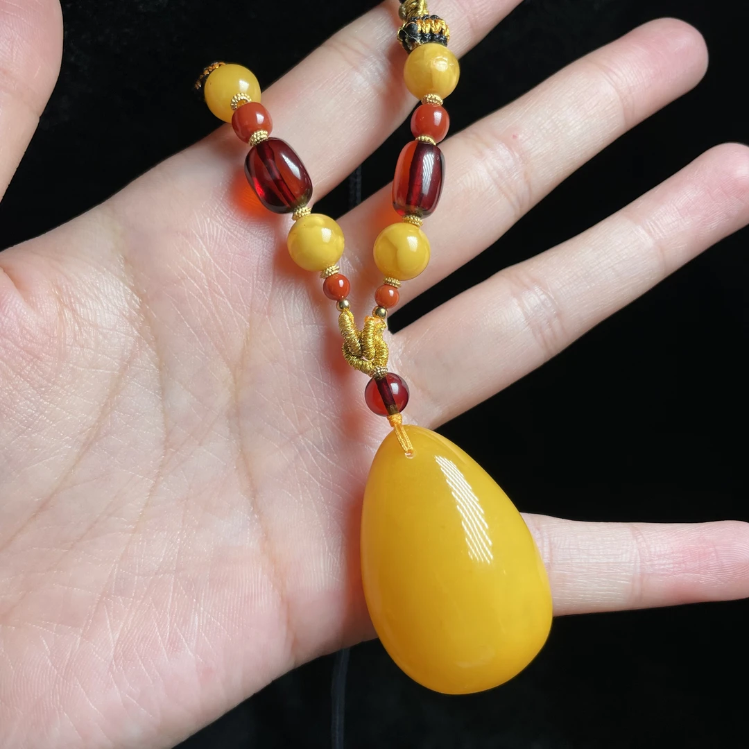 L【玉氏珠宝】蜜蜡⽔滴项链 多样性发一 CAN011329