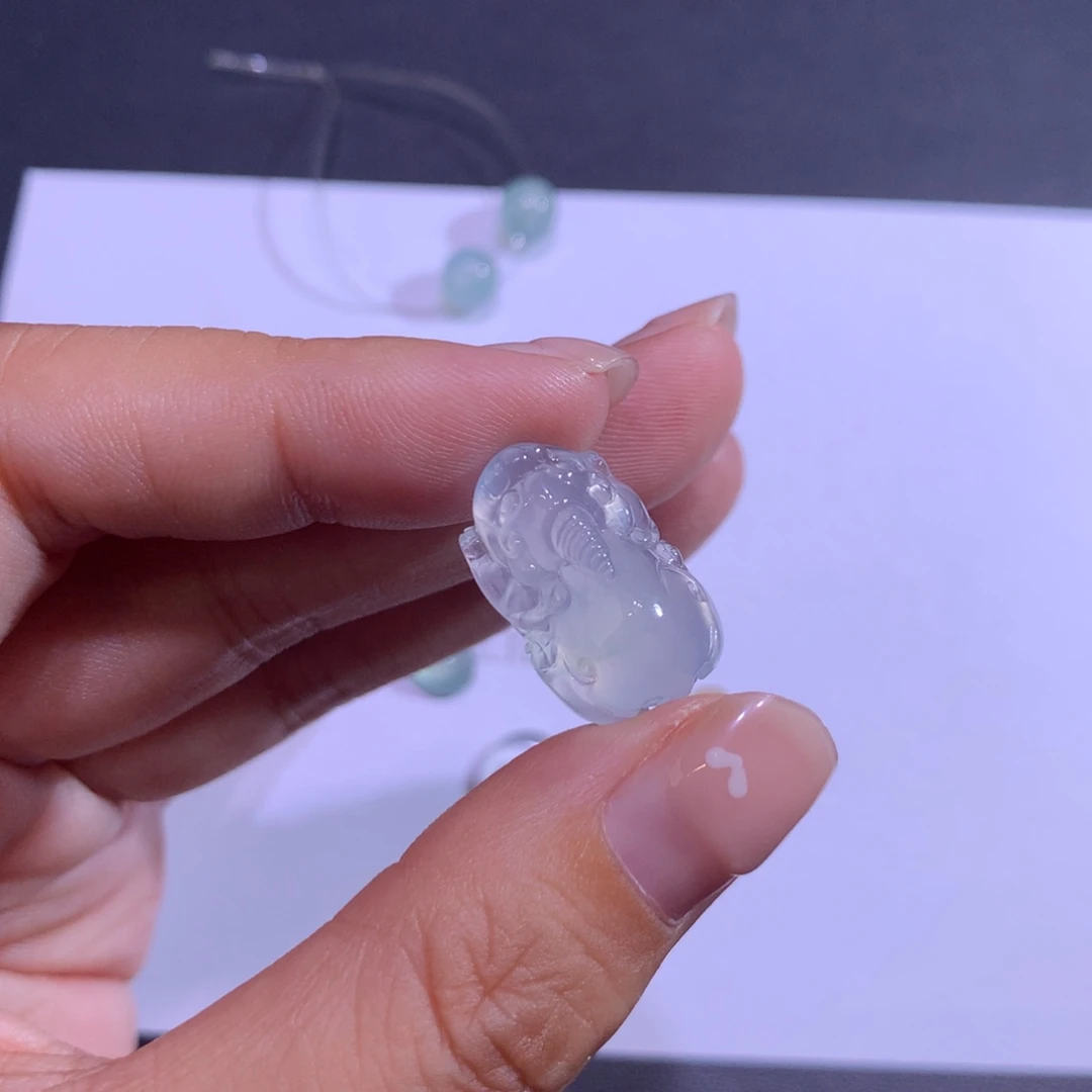 翡翠未镶嵌颈饰貔貅