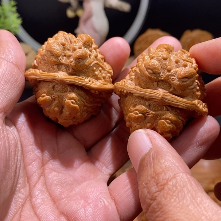 皓***文玩核桃把件纯手工雕刻文玩核桃