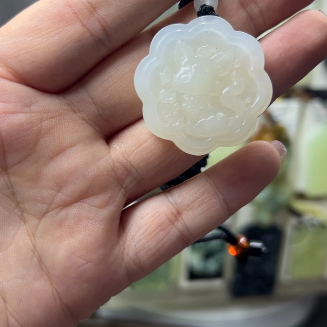 蛇纹石玉足铂镶嵌颈饰