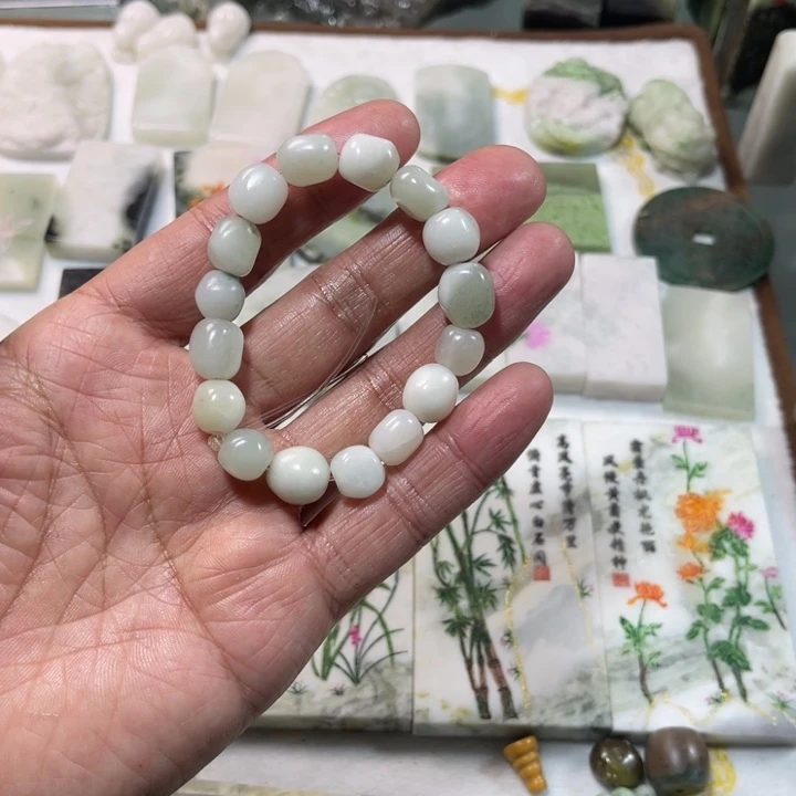 未镶嵌独山玉颈饰
